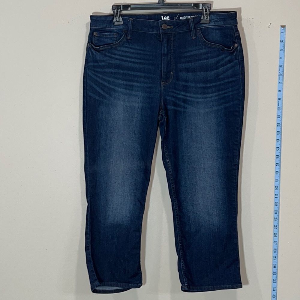 Lee Riders Midrise Carpi Jeans. Size 14.
